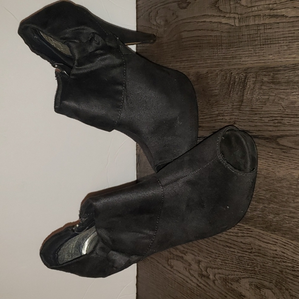 Womens charcoal grey color booties heels boots size 7 in box